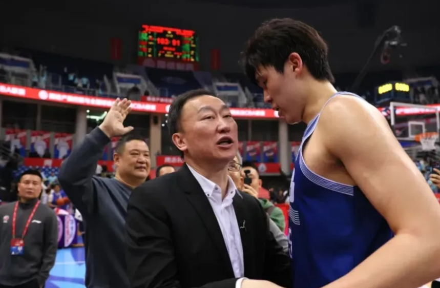 明与易建联, 首秀是 明与易建联, 首秀是